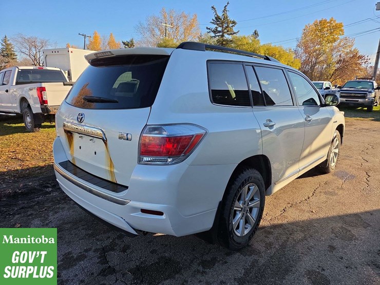 2013-toyota-highlander-hybrid-image-3