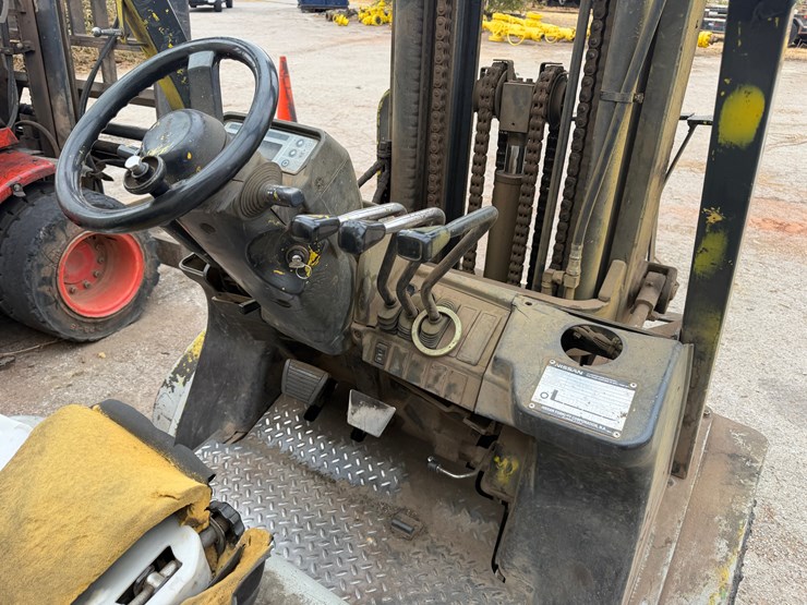 nissan-60-5,200-cap.-forklift-image-5