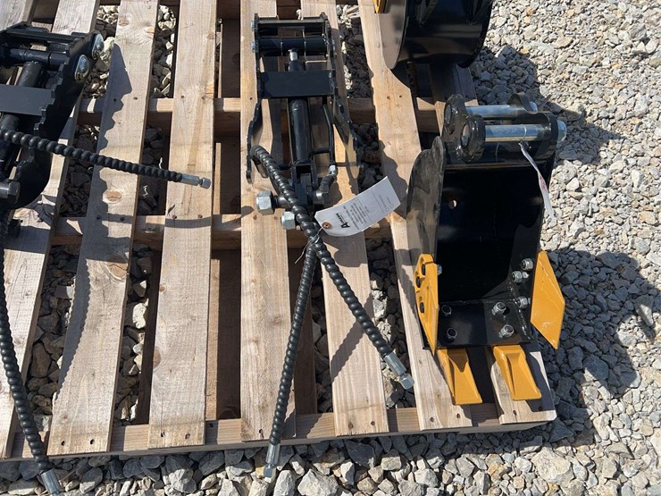 mini-excavator-hydraulic-thumb-attachment-image-4