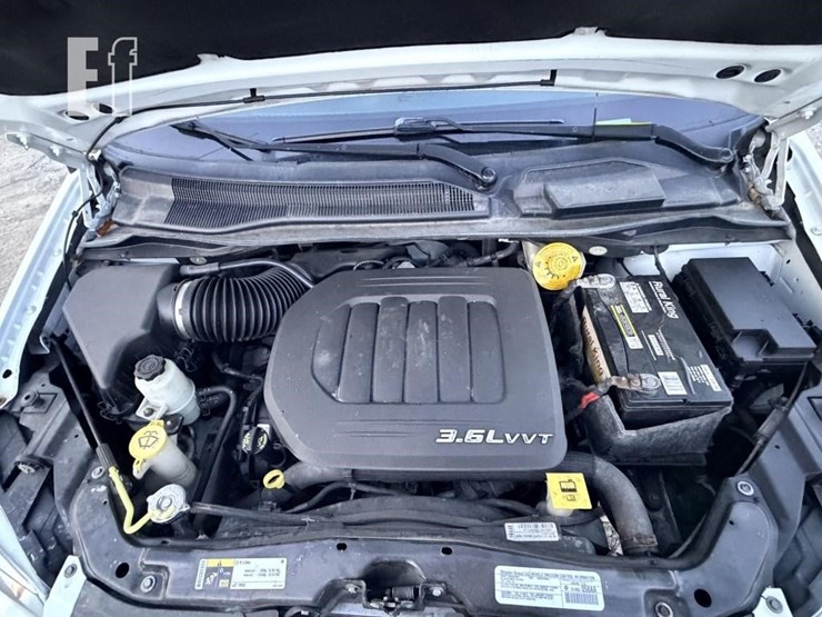 2014-chrysler-town-&-country-image-21
