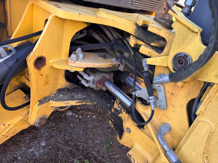 #2-•-new-holland-b110c-backhoe-loader-image-9