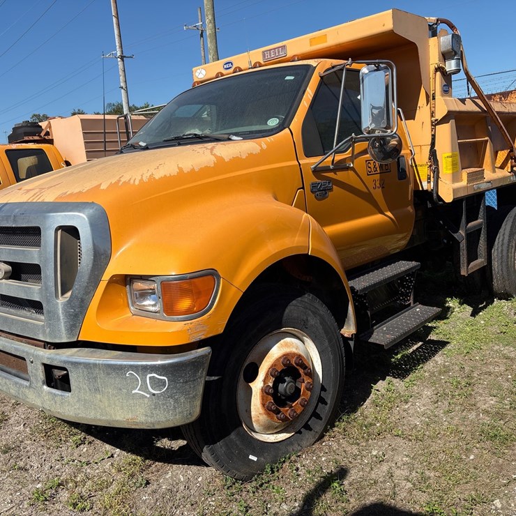 #20 • 2006 Ford F-750 Super Duty Dump Truck