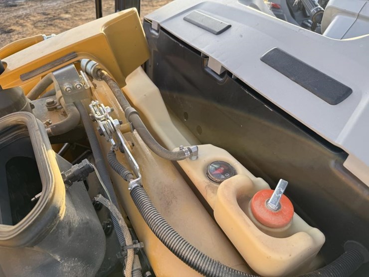 2025-caterpillar-420-image-52