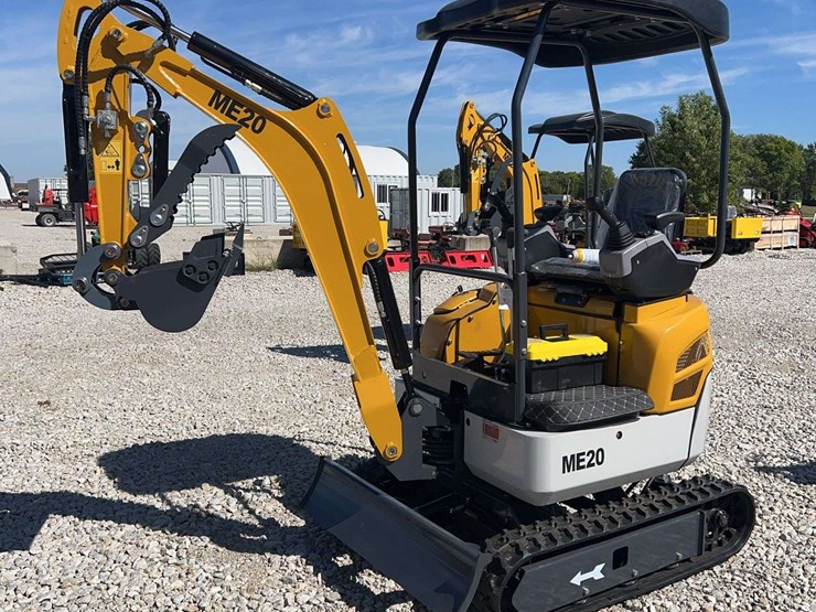 me20-mini-excavator-image-1