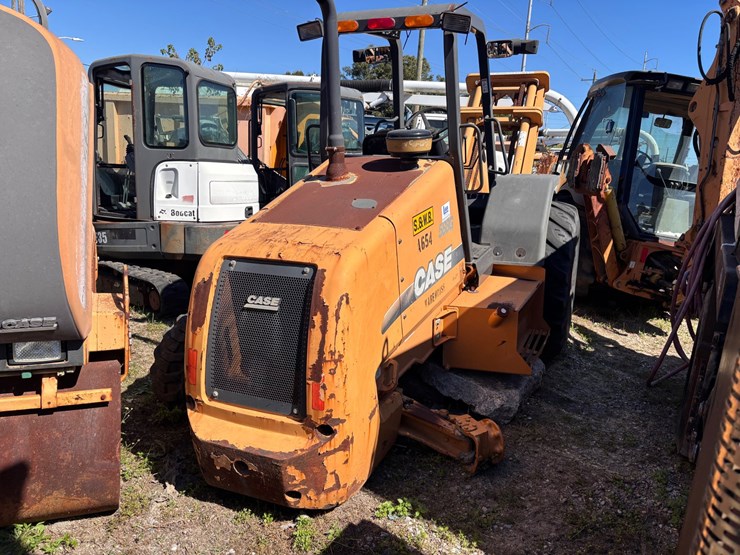 #41-•-case-588g-series-3-rough-terrain-forklift-image-2