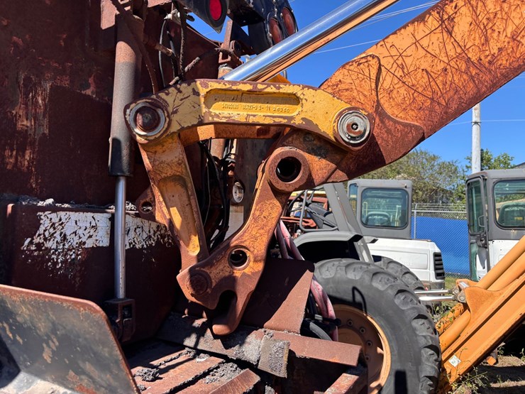 #40-•-case-590-super-m-series-3-backhoe-loader-image-5