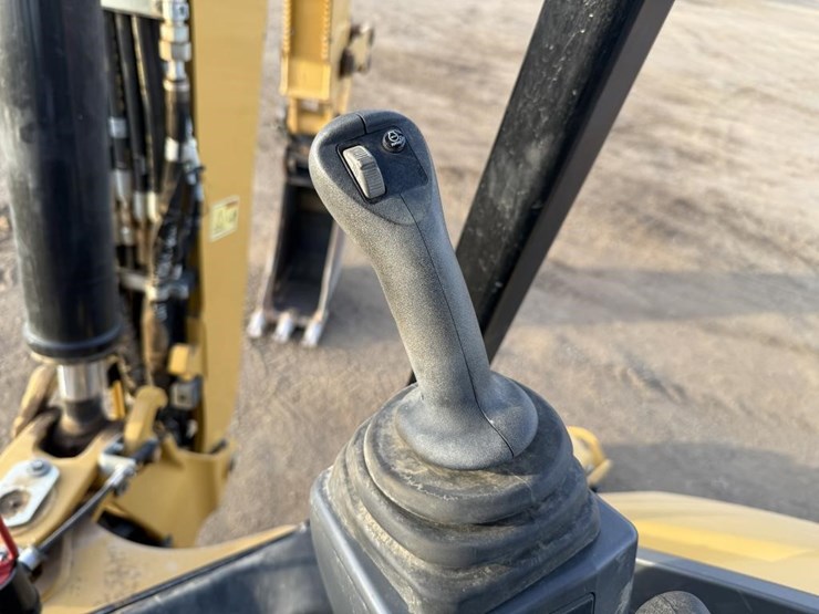 2025-caterpillar-420-image-22