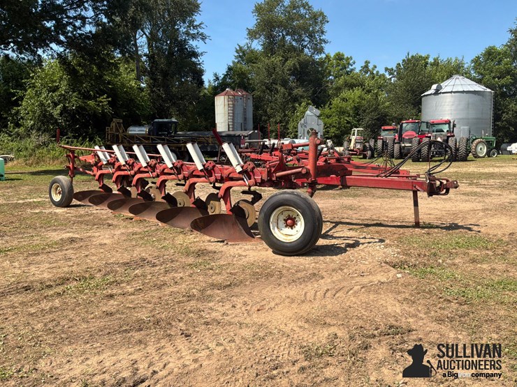 international-720-6-bottom-plow-image-4