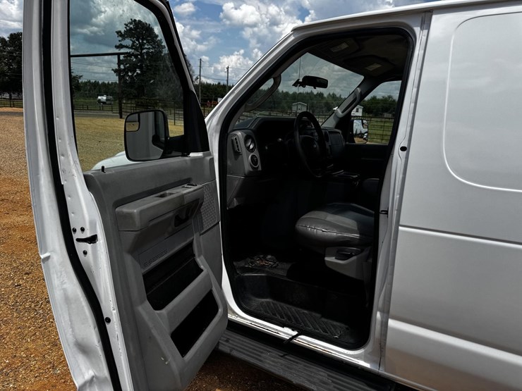 #265-•-2012-ford-econoline-van-image-11