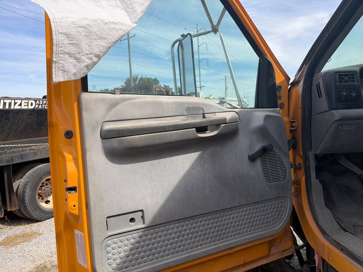 #84-•-2006-ford-f-750-super-duty-4x2-service-body-utility-truck-image-12