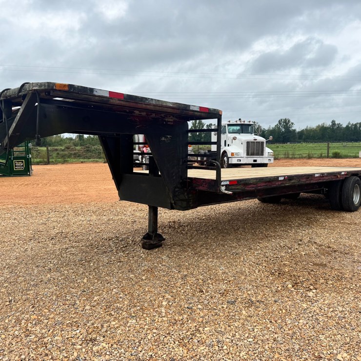 #273 • 26’ Flatbed Gooseneck