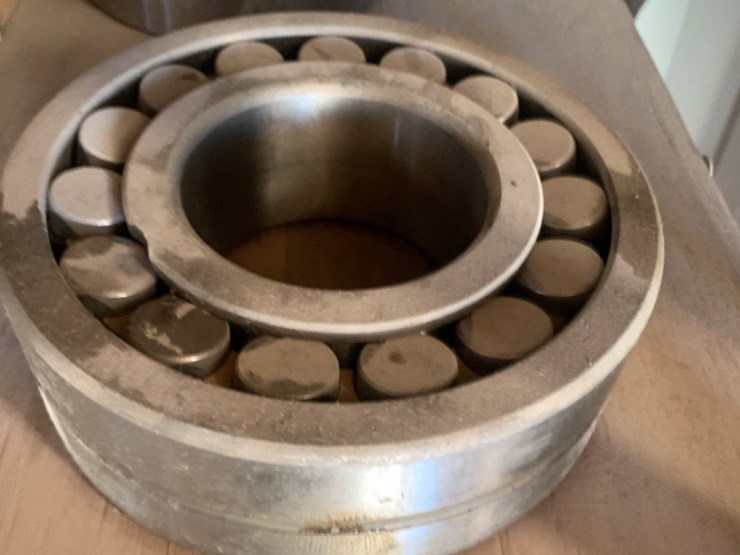 (2)-shelves-of-oil-seals-and-mogul-bearings-image-7