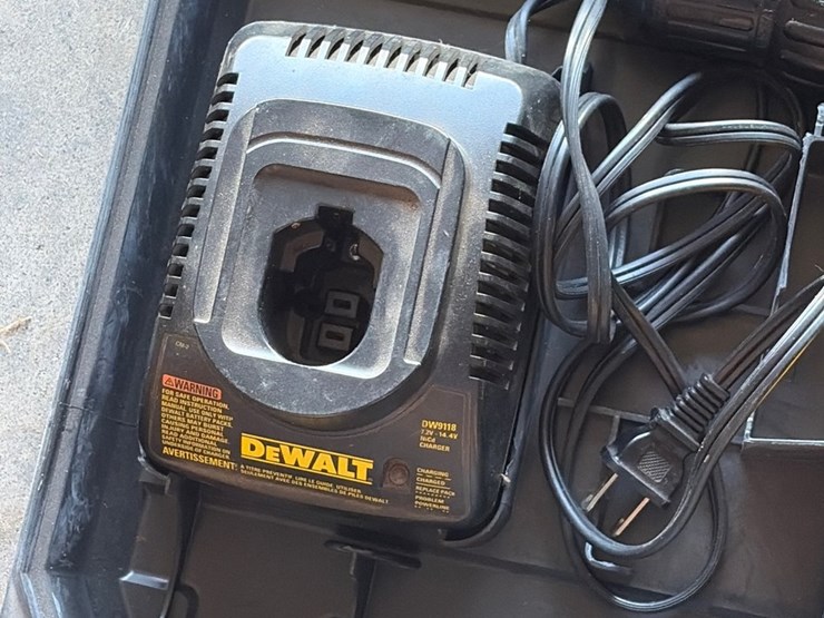 #65-•-dewalt-12-v-cordless-screw-gun-with-charger-and-carrying-box-image-3