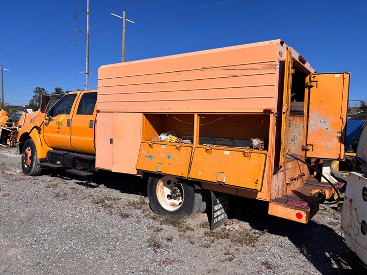 #17-•-2009-ford-f-750-super-duty-crew-cab-utility-truck-image-2