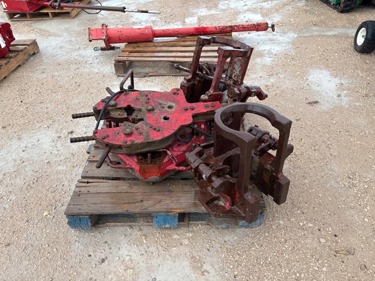 pallet-w/-(2)-incomplete-ch-d-125ton-tubing-spiders,-pneumatic-tong-backup-&-tubing-tong-body-image-2