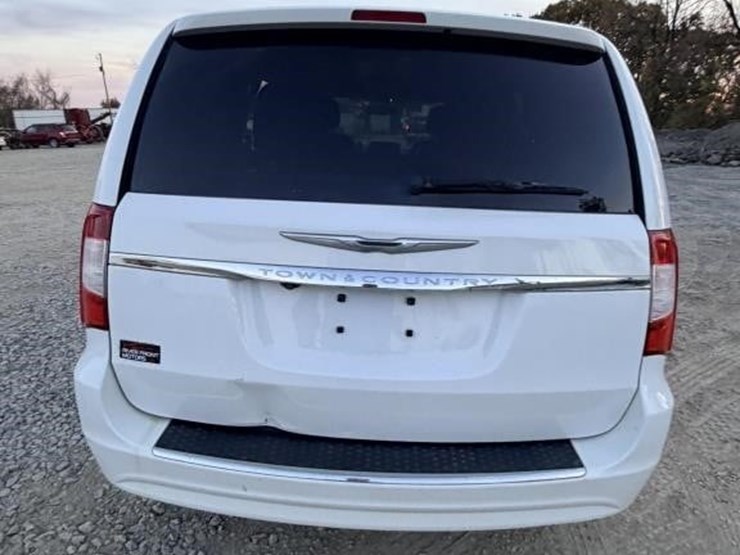 2014-chrysler-town-&-country-image-3
