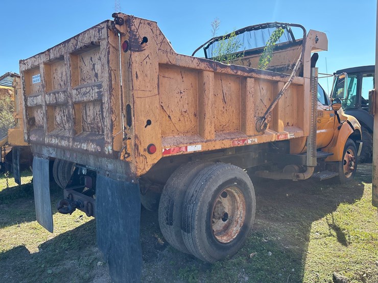 #19-•-ford-f-750-super-duty-single-axle-dump-truck-image-4