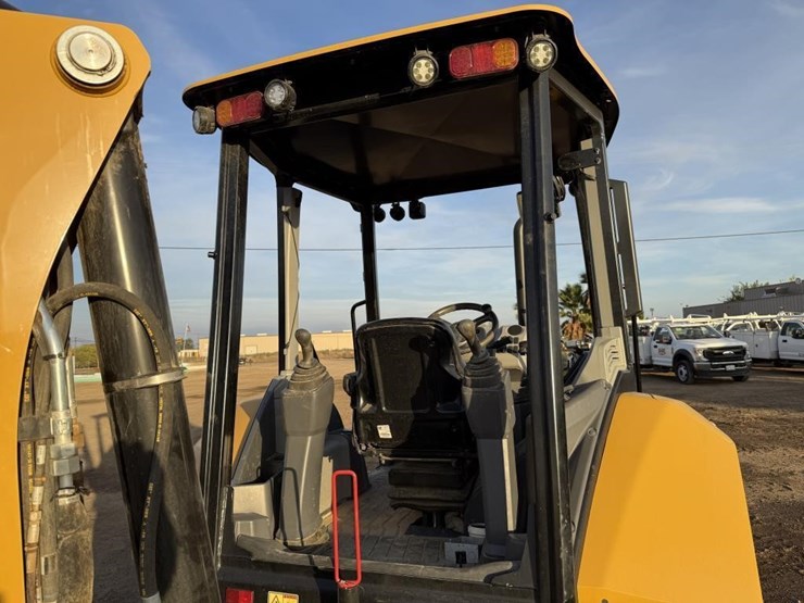 2025-caterpillar-420-image-37