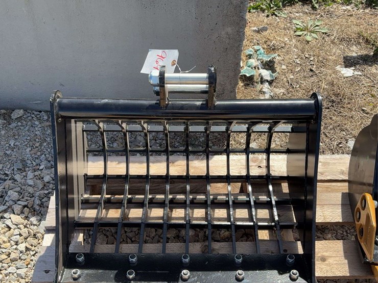 mini-excavator-sieve-bucket-with-teeth-image-2