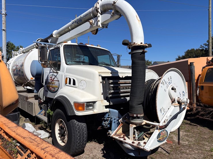 #38-•-2005-sterling-gapvax-mc1510-vacuum-truck-image-2