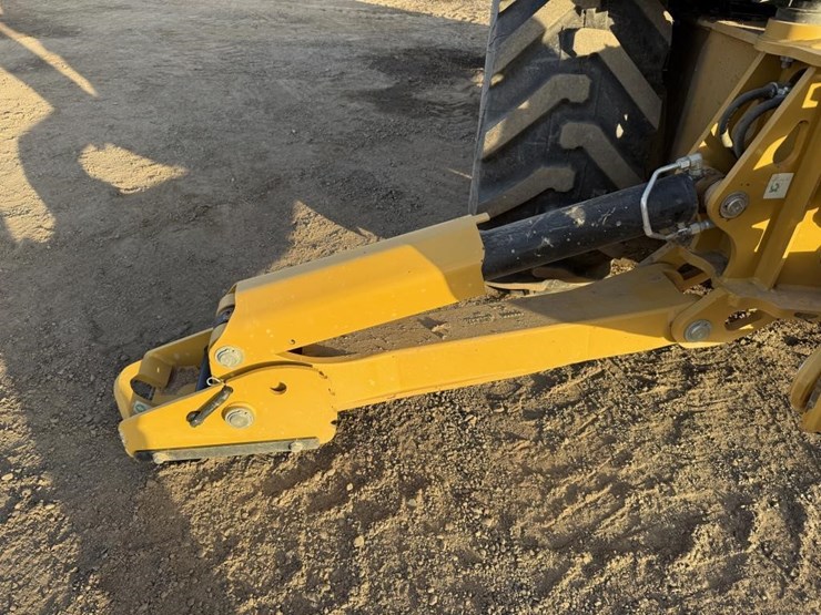 2025-caterpillar-420-image-40