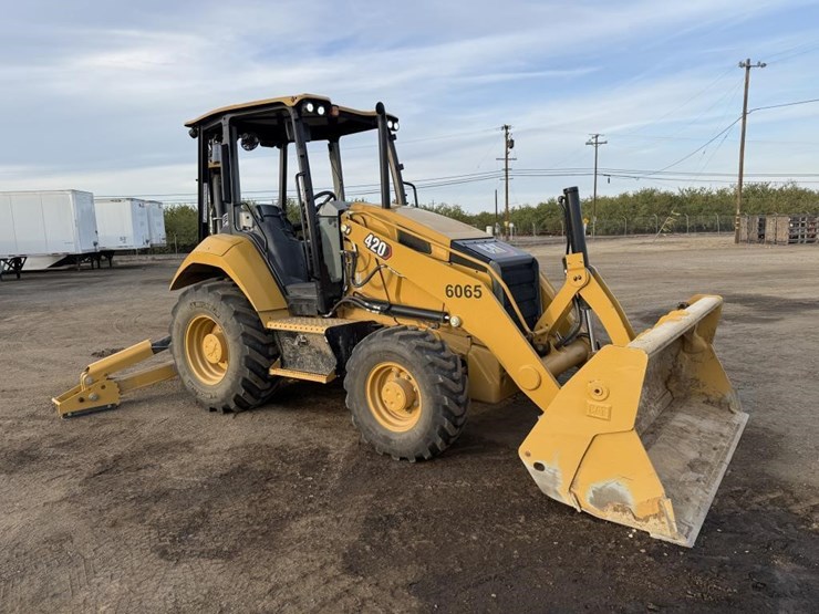2025-caterpillar-420-image-2