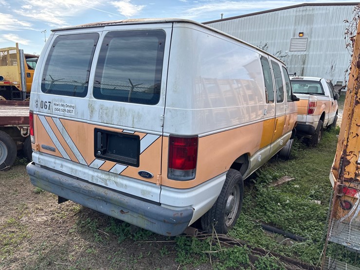 #52-•-ford-e-150-econoline-full-size-cargo-van-image-3