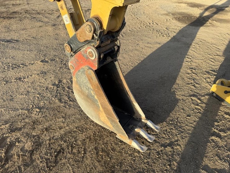 2025-caterpillar-420-image-41