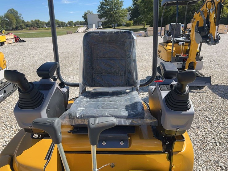 me20-mini-excavator-image-18
