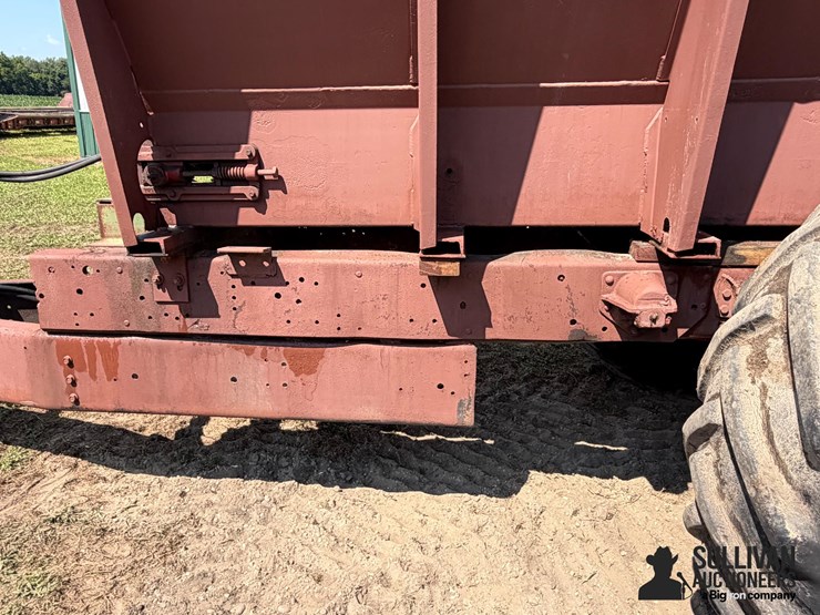 highway-equipment-company-l-70-11-8-ton-lime-spreader-image-19