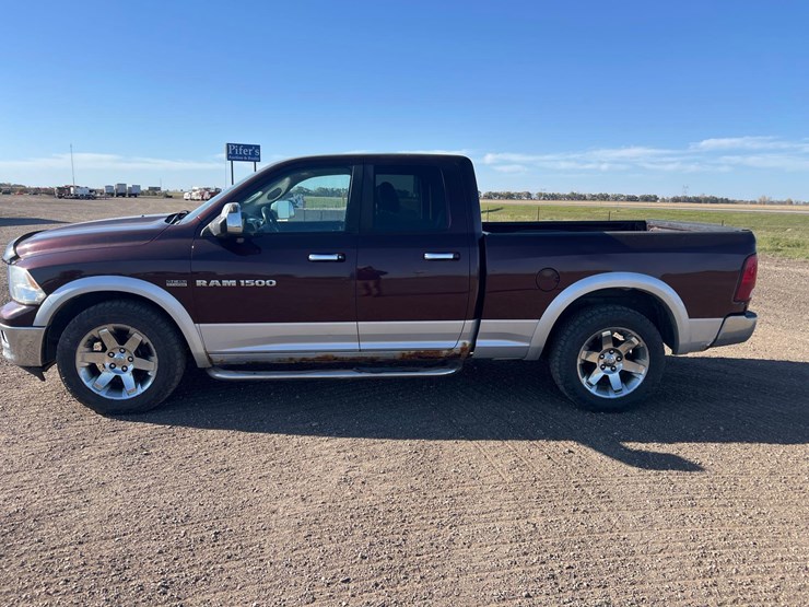 2012-dodge-ram-1500-laramie-pickup-image-8