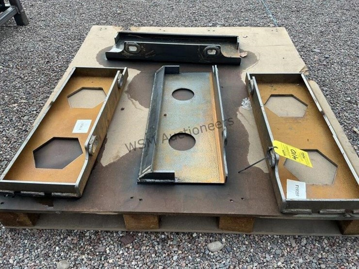 (3)-stand-up-skid-steer-mounting-plates-image-4