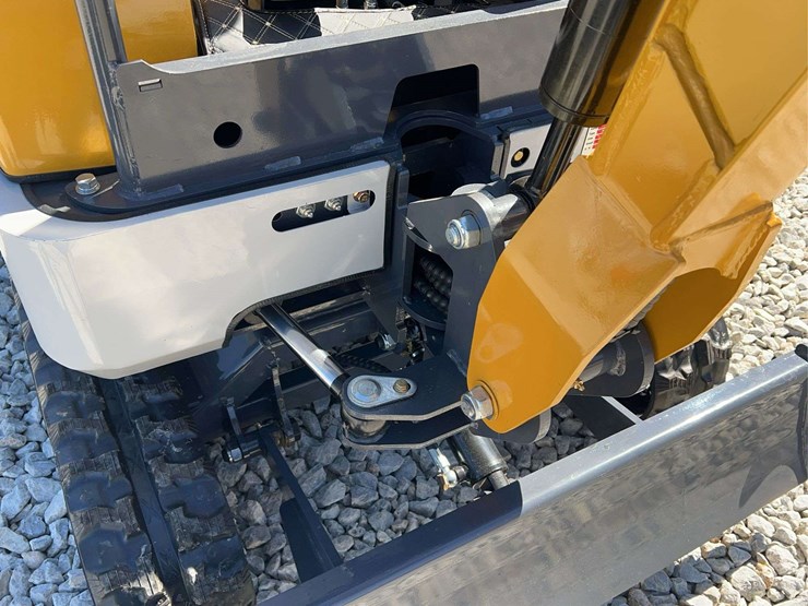 me20-mini-excavator-image-9