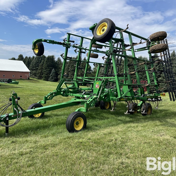 2011 John Deere 2210 31'5" Field Cultivator