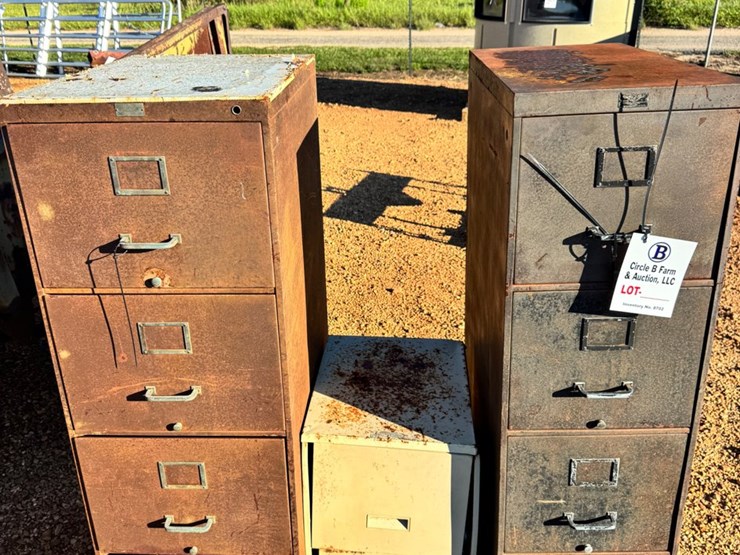 #9002-•-3-metal-filing-cabinets-image-1