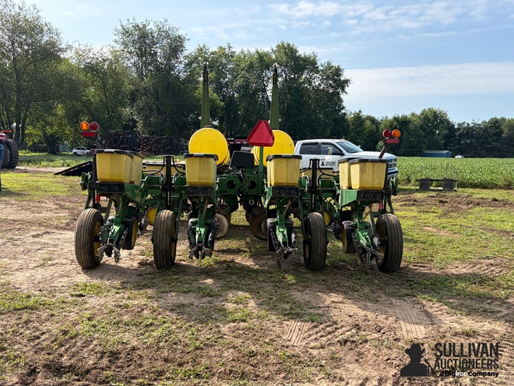 john-deere-7200-maxemerge-8r36"-corn-planter-image-6
