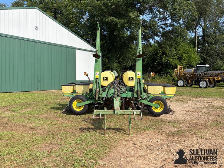 john-deere-7200-maxemerge-8r36"-corn-planter-image-2