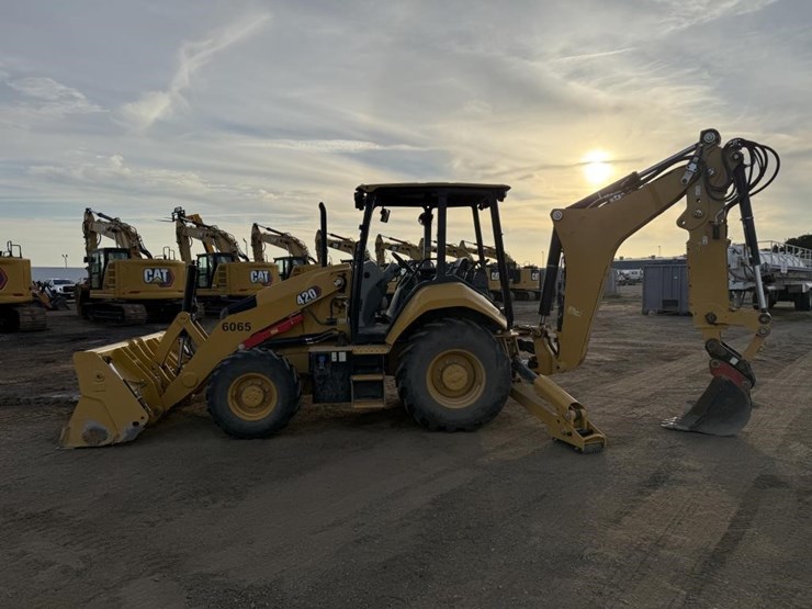 2025-caterpillar-420-image-5