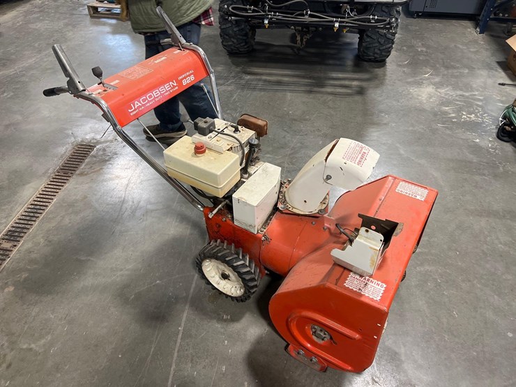 jacobsen-826-walk-behind-snowblower-image-3