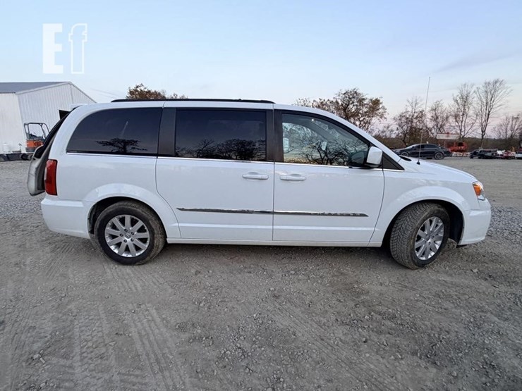 2014-chrysler-town-&-country-image-2