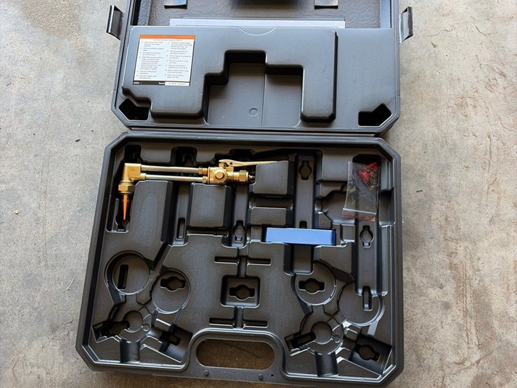 #41-•-oxygen-acetylene-torch-outfit-with-dolly,-regulators-accessories-image-7