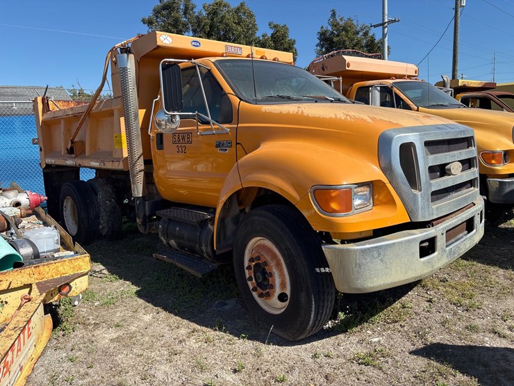 #20-•-2006-ford-f-750-super-duty-dump-truck-image-2