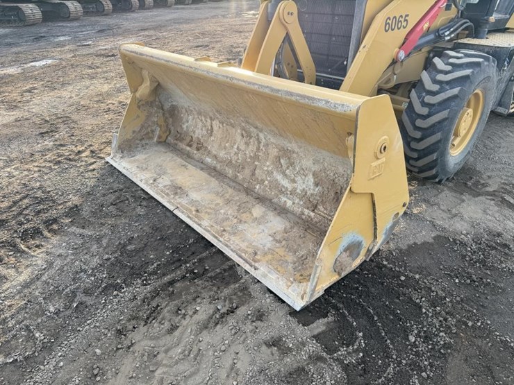 2025-caterpillar-420-image-26