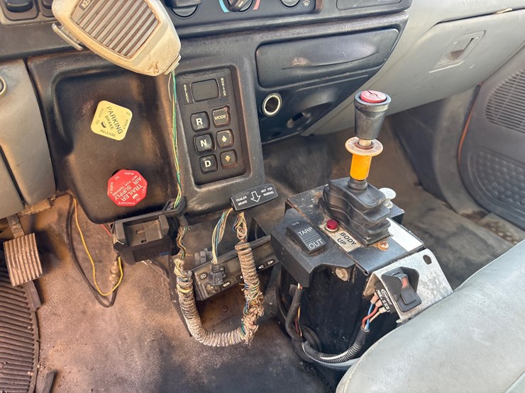 #19-•-ford-f-750-super-duty-single-axle-dump-truck-image-16