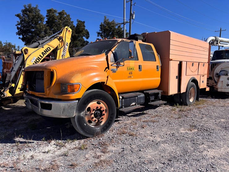#17-•-2009-ford-f-750-super-duty-crew-cab-utility-truck-image-4