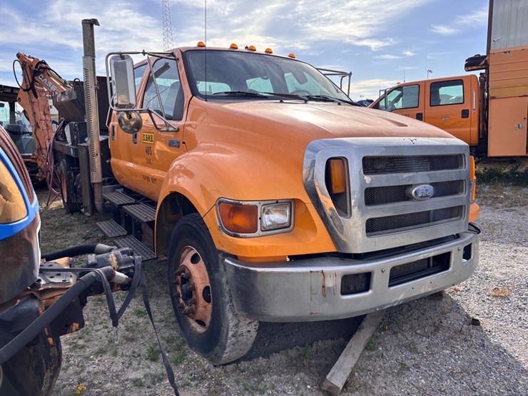 #49-•-ford-f-750-super-duty-unitized-asphalt-patcher-truck-image-2