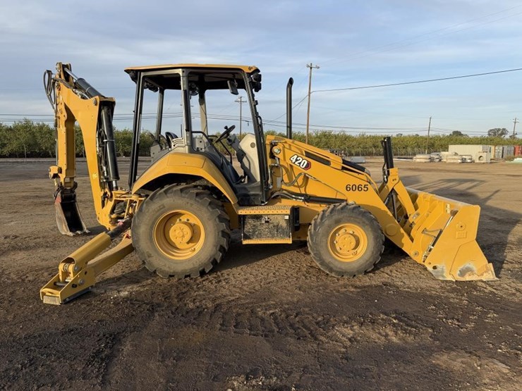 2025-caterpillar-420-image-32