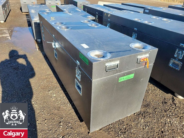 metal-locking-case-94"x28"x33-vinyl-walls,-roof-wiring-harness-image-8