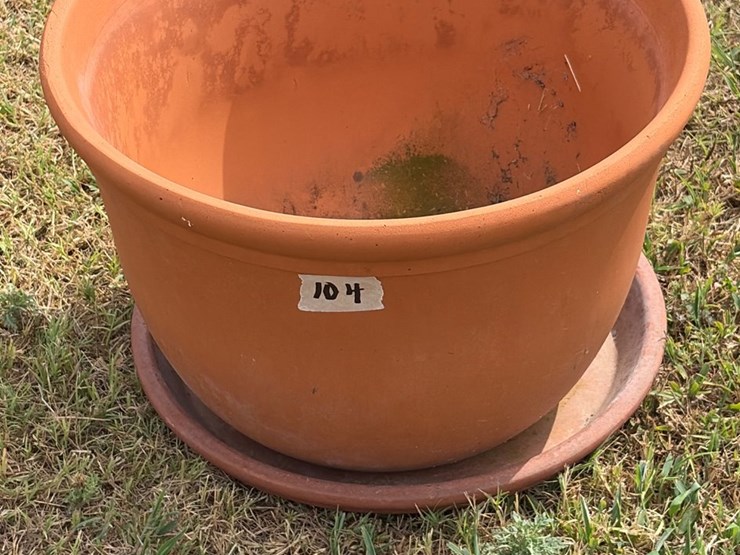 #104-•-17-inch-terra-cotta-pot-fluted-top-image-1