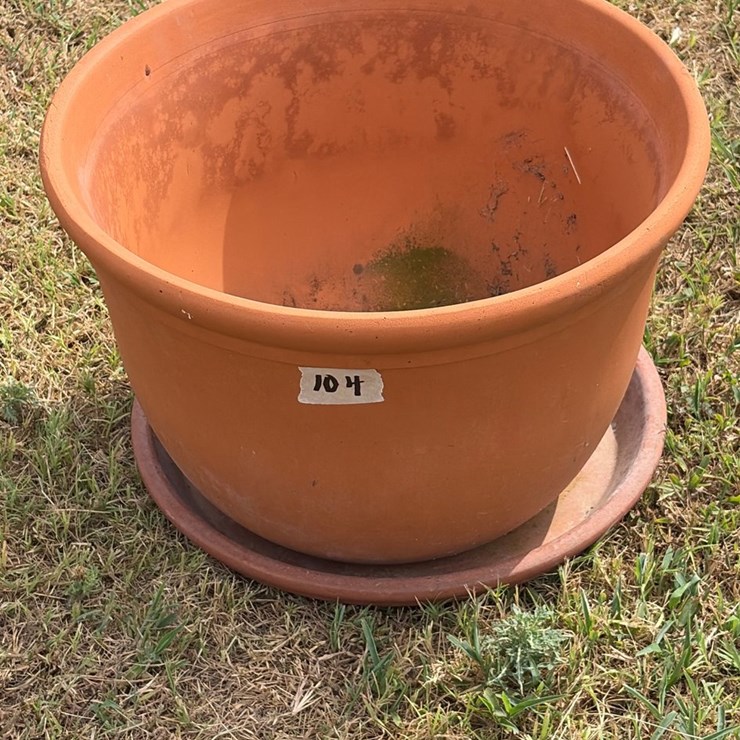 #104 • 17 inch terra-cotta pot fluted top